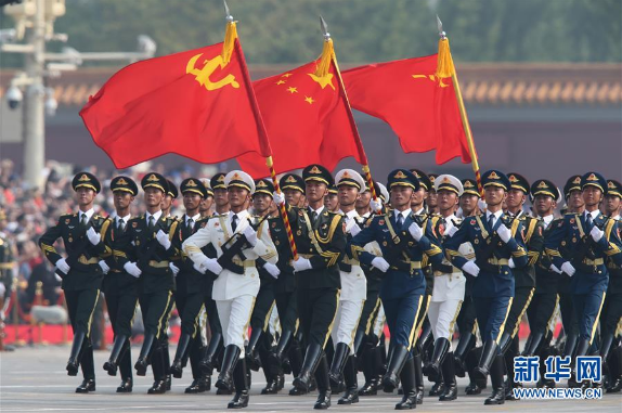 2019年10月1日上午,庆祝中华人民共和国成立70周年大会在北京天安门广场隆重举行。这是行进中的仪仗方队。新华社记者 任珑 摄