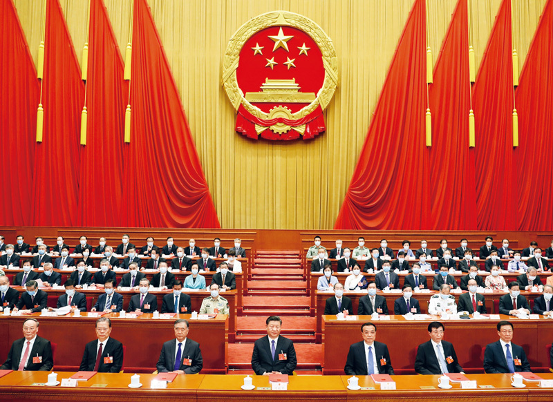2020年5月28日,第十三届全国人民代表大会第三次会议在北京人民大会堂闭幕。党和国家领导人习近平、李克强、汪洋、王沪宁、赵乐际、韩正、王岐山等在主席台就座,栗战书主持闭幕会并发表讲话。 新华社记者 鞠鹏/摄