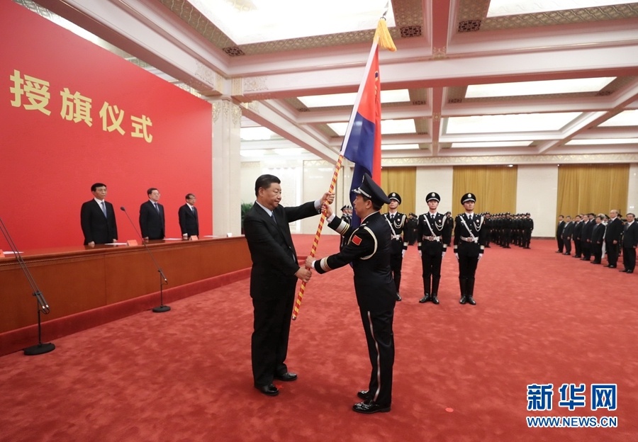 8月26日,中国人民警察警旗授旗仪式在人民大会堂举行。中共中央总书记、国家主席、中央军委主席习近平向中国人民警察队伍授旗并致训词。这是习近平向中国人民警察队伍授旗。 新华社记者 鞠鹏 摄